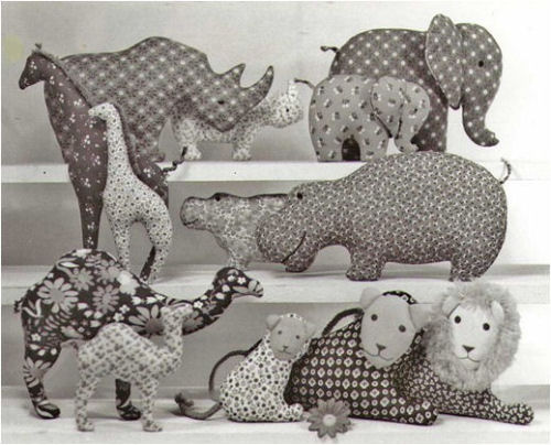 Easy to make pillow toys:six mamals—Rhino, Elephant, Giraffe, Hippo, Camel, Lion;six babies (same),and one papa Lion